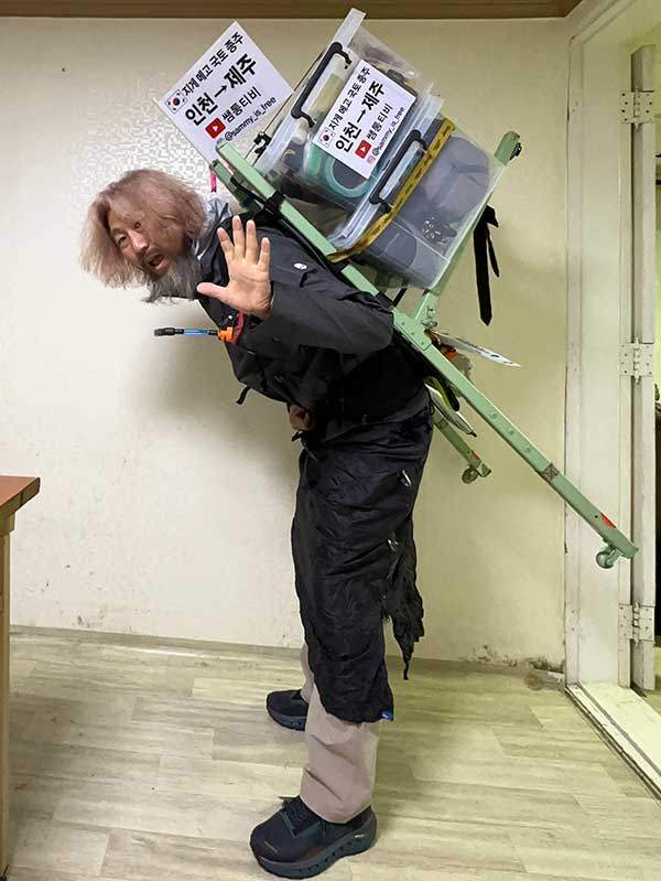 지난 3월 중순 지게 메고 국토종주 출발 전 정샘씨. 그는 이번 종주를 위해 지게를 직접 제작했다.