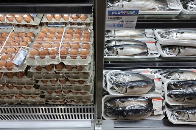 우리나라 생활물가가 주요국과 비교해 너무 높아 소비 회복의 발목을 잡고 있다는 분석이 나왔다. 연합뉴스.