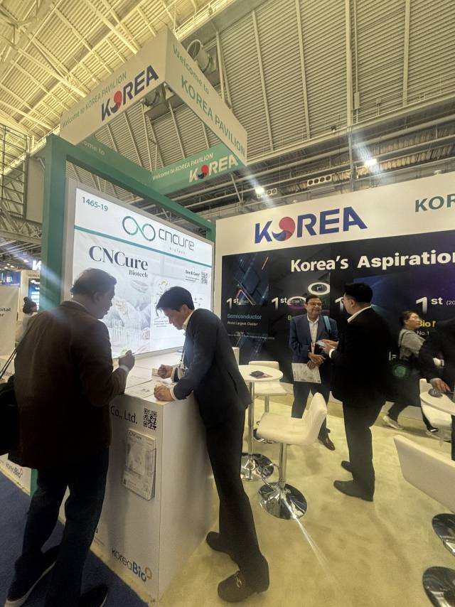 씨앤큐어 관계자들이 17일(현지 시간) 바이오USA 한국관 씨앤큐어 부스에서 참관객과 상담하고 있다. 이정민 기자