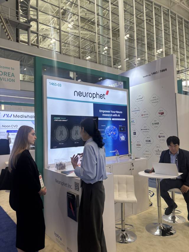 뉴로핏 관계자가 17일(현지 시간) 바이오USA 한국관 뉴로핏 부스에서 참관객에게 ‘뉴로핏 아쿠아 AD’를 시연해 보이고 있다. 이정민 기자