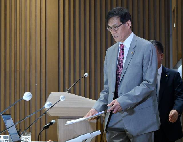 이창용 한국은행 총재가 18일 서울 중구 한국은행 별관에서 '가공식품, 주거비 등 생활물가 평가와 향후 주요물가 동인 점검'을 주제로 열린 2025 상반기 물가 설명회에서 입장하고 있다. 성형주 기자