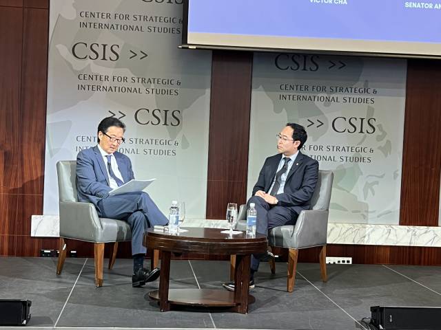 앤디 김(오른쪽) 미 연방 상원의원(민주, 뉴저지)과 빅터 차 미 전략국제문제연구소(CSIS) 한국 석좌가 18일(현지 시간) 워싱턴DC 소재 CSIS에서 좌담을 하고 있다. 이태규 특파원