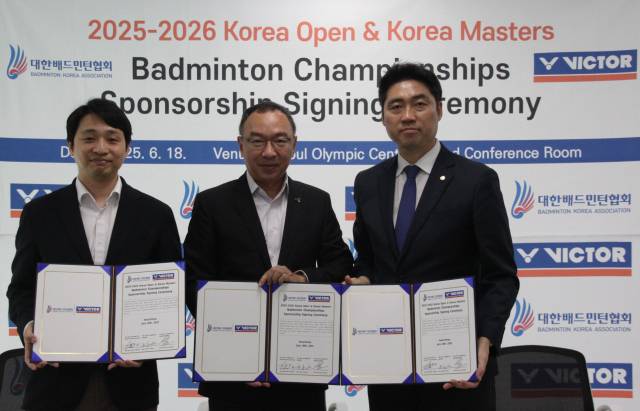 대한배드민턴협회가 코리아오픈 및 코리아마스터즈 국제배드민턴대회 타이틀 스폰서로 빅터를 선정한 뒤 공식 협약식을 가졌다. 왼쪽부터 김태연 빅터 코리아 대표, 빌 첸 빅터 대표, 김동문 대한배드민턴협회 회장. 사진 제공=대한배드민턴협회
