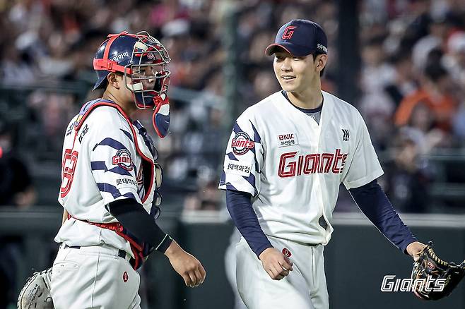 롯데 홍민기(오른쪽)가 18일 사직구장에서 열린 한화와 홈경기 도중 배터리를 이룬 포수 박재엽과 짧은 대화를 나누고 있다. 사진제공|롯데 자이언츠