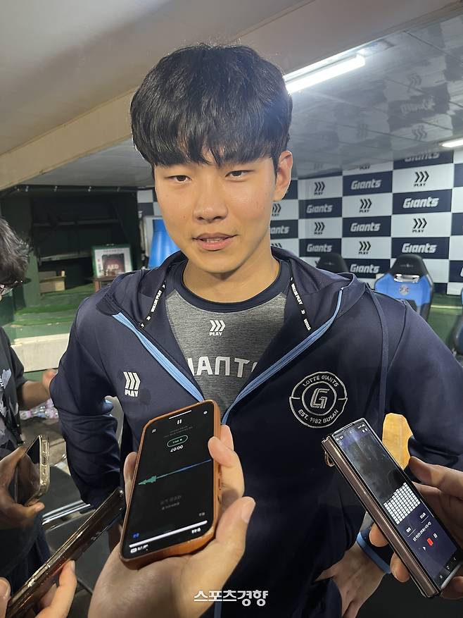 롯데 홍민기가 18일 사직 한화전을 마치고 인터뷰하고 있다. 사직 | 김하진 기자
