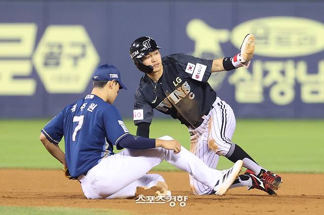LG 박해민(오른쪽)이 17일 잠실 NC전에서 도루를 성공시키고 있다. LG트윈스 제공