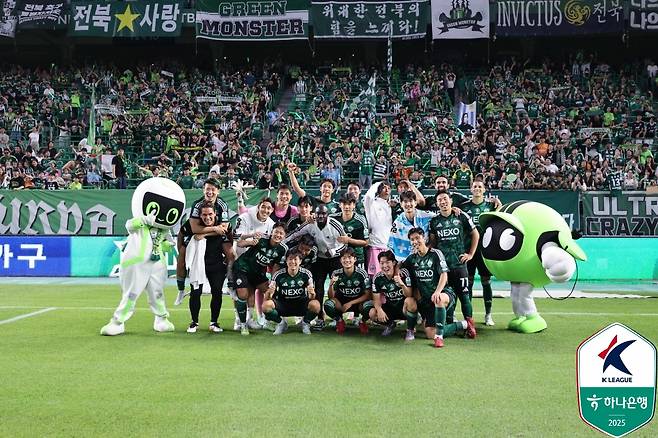 전북 현대 선수들이 지난 17일 수원FC와의 홈경기 3-2 승리 후 서포터스와 기념 사진을 촬영하고 있다. /사진=한국프로축구연맹 제공