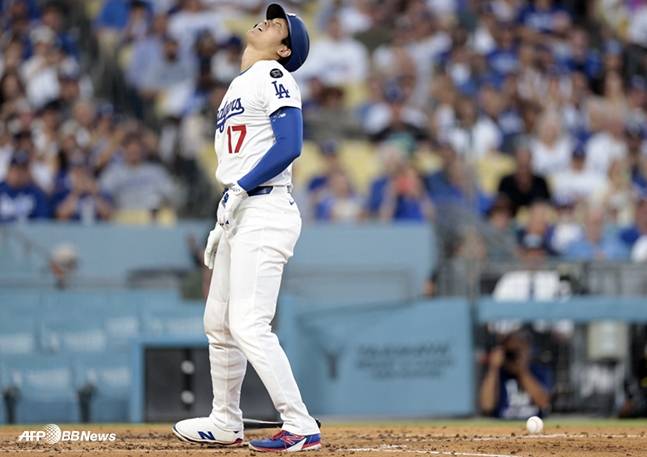 18일 경기에서 몸에 맞는 공에 고통을 호소하는 오타니. /AFPBBNews=뉴스1