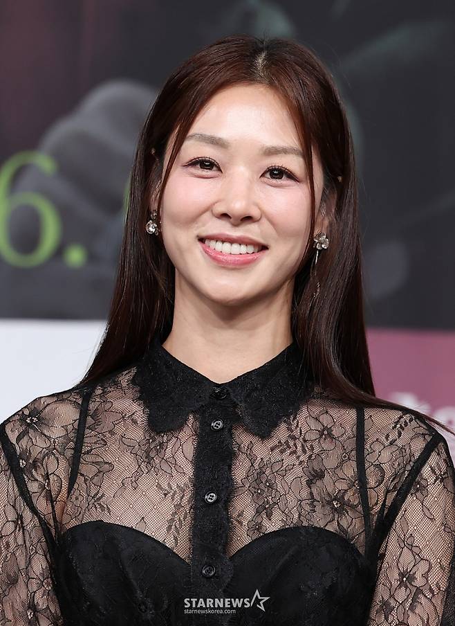 (서울=뉴스1) 김성진 기자 = 배우 장신영이 5일 서울 마포구 상암동 MBC 사옥에서 열린 새 일일드라마 '태양을 삼킨 여자' 제작발표회에서 포즈를 취하고 있다. '태양을 삼킨 여자'는 피해자가 가해자로 둔갑한 세상에서 하나뿐인 딸의 이름으로 재벌가에 맞선 한 여자의 처절한 복수극을 그린 작품으로 오는 9일 첫 방송된다. 2025.6.5/뉴스1 Copyright (C) 뉴스1. All rights reserved. 무단 전재 및 재배포, AI학습 이용 금지. /사진=(서울=뉴스1) 김성진 기자