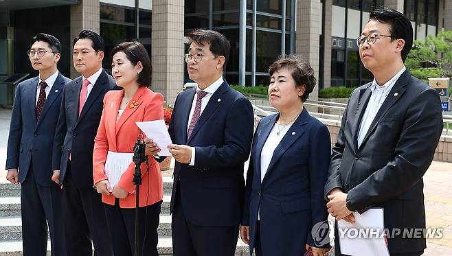 김민석 후보자 출입국 자료 제출 촉구하는 국민의힘 (과천=연합뉴스) 김인철 기자 = 국무총리 후보자 인사청문특위 및 법제사법위원회 위원인 국민의힘 의원들이 19일 경기도 정부과천청사 법무부 민원실 앞에서 김민석 총리 후보자 출입국 자료제출 거부 사유 확인 및 제출을 촉구하는 발언을 하고 있다.
왼쪽부터 국민의힘 박준태, 장동혁, 김희정, 배준영, 조배숙, 곽규택 의원. 2025.6.19 yatoya@yna.co.kr