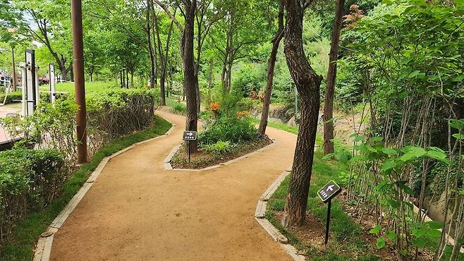 안양시는 시민의 건강 증진과 정서적 휴식을 위해 동안구 관양동 동편마을에 '맨발치유정원'을 조성했다. 사진=안양시