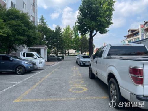 ◇19일 찾은 춘천의 한 아파트 주차장. ’소방차 전용구역’은 불법 주차된 차량에 의해 가로 막혔다. 사진=손지찬 기자