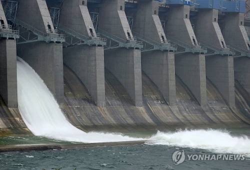 ◇강원도 전역에 국지적으로 많은 비가 쏟아지면서 춘천댐은 올해 처음 수문을 열고 방류를 시작했다. ㅅ사진=연합뉴스