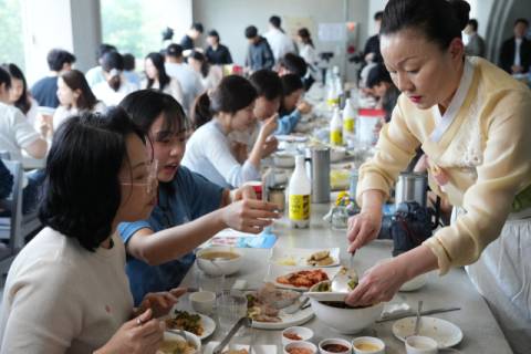 ‘이모카세 1호 김미령 요리사는 “한식을 더 사랑스럽고 예쁘게 생각하고 안아줘야 한식이 발전할 수 있다”라고 말했다. 한국관광공사 제공