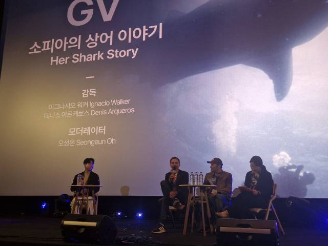 제8회 국제해양영화제 개막식이 19일 오후 부산 해운대구 영화의전당 중극장에서 열렸다. 개막작 ‘소피아의 상어 이야기’ 상영 후 열린 GV에서 이그나시오 워커, 데니스 아르케로스 감독이 관객 질문에 답하고 있다. 김희돈 기자