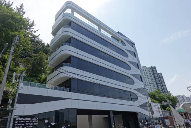 ‘더엘’ 전경. 도시철도 2호선 민락역에서 도보로 약 10분 거리다. 내부 주차장엔 차량을 8대까지 주차할 수 있다. 조경건 부산닷컴 기자