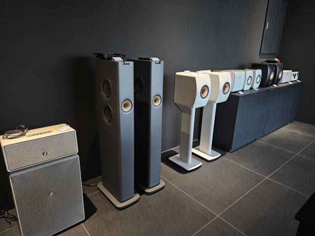 오디오프로의 ‘드럼파이어 2’(왼쪽)와 KEF의 ‘LS60’(왼쪽 두 번째). 조경건 부산닷컴 기자