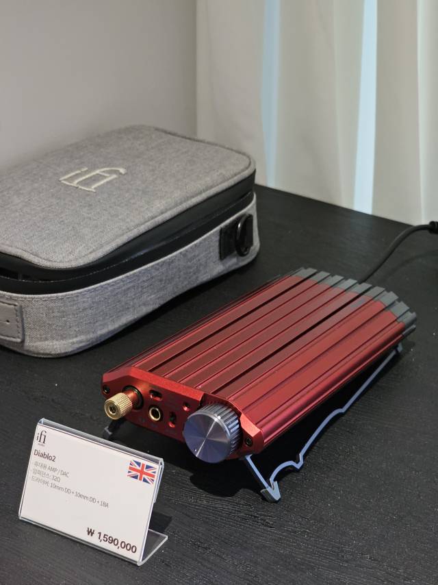 매장엔 스마트폰 등 기기를 유선 이어폰 및 헤드폰과 연결할 수 있는 DAC이 많다. 고성능 칩과 앰프를 탑재한 DAC은 음질과 출력을 대폭 향상시키는 효과가 있다. 사진은 iFi의 디아블로2. 조경건 부산닷컴 기자