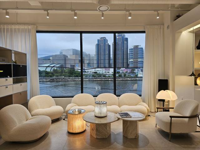 포근한 디자인이 특징인 구비의 파샤 라운지체어 소파. 조경건 부산닷컴 기자