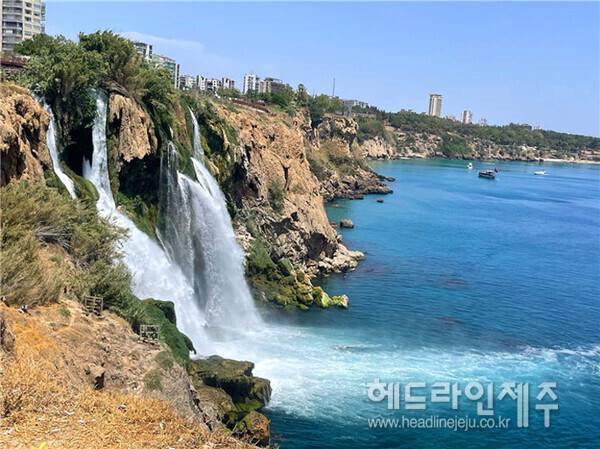안탈리아 도심에서 지중해로 흐르는 듀덴폭포 .(사진=배공순)