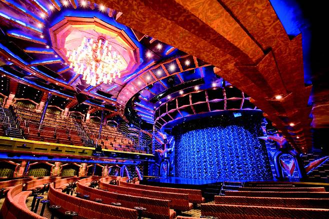 코스타 세레나호의 대극장 (사진=크루즈여행닷컴)