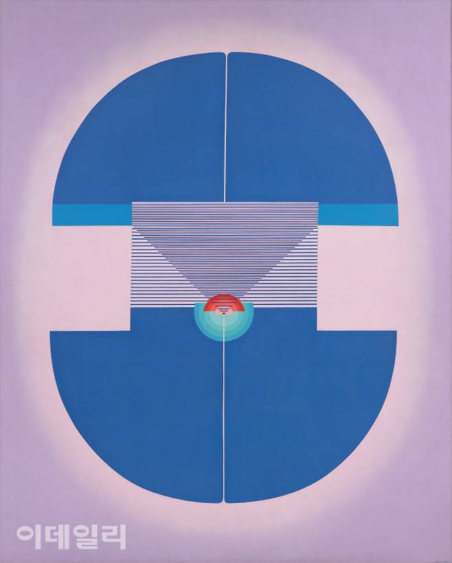 이성자의 ‘음과 양 75년 5월 No.1’(1975). 1970년대 추구한 ‘음과 양’ 연작 중 한 점이다. 동그란 원을 반으로 가른 요철 형태의 문양을 토대로 부드러움과 견고함, 질서와 자유, 섬세함과 웅대함, 여유와 긴장을 미묘하게 결합하던 시기다. 동양의 음양사상에서 꺼낸 한국적 이미지를 서양의 추상사조에 접목했다. 절제했지만 매혹적인 색채가 신비롭다. 캔버스에 아크릴릭 물감, 250×200㎝. 국립현대미술관 소장.