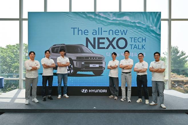 18~19일 서울 강서구 메이필드호텔에서 열린 ‘디 올 뉴 넥쏘 테크토크’에 참석한 MLV총합시험팀 이재훈 책임연구원(왼쪽부터), 수소전기차성능시험팀 이조영 책임연구원, 전동화시스템설계팀 전성배 책임연구원, FC시스템설계1팀 박훈우 책임연구원, FC제어개발1팀 정재권 책임연구원, MLV프로젝트2팀 정현준 연구원, MLV프로젝트2팀 김호중 책임연구원이 넥쏘와 기념 촬영을 하고 있다. (사진=현대차)
