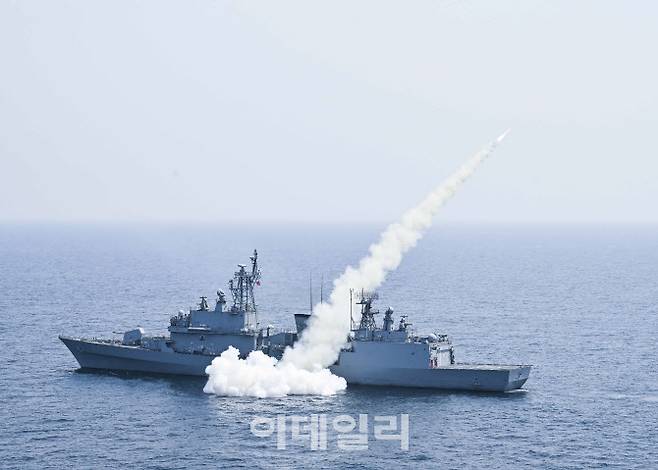 해군1함대사령부 소속 광개토대왕함(DDH-I)이 적 수상함 모사 표적에 대해 하푼 함대함유도탄을 발사하고 있다. (사진=해군)