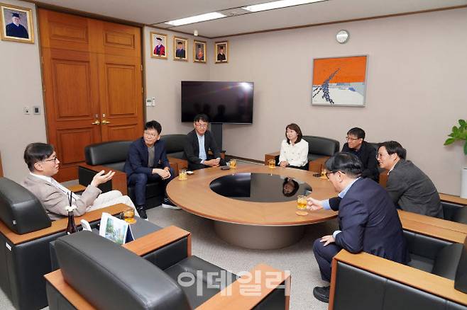 김동명 LG에너지솔루션 사장(왼쪽에서 두번째)이 지난달 29일 경북 포항공대 본관 총장실에서 김성근 총장(왼쪽에서 첫번째)과 간담회를 열고 대화하고 있다.(사진=포항공대)