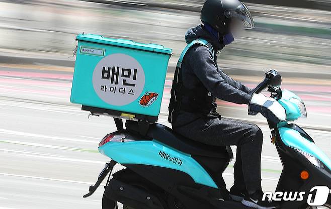 서울의 한 대학가에 배달 라이더들이 이동하고 있다. 2021.5.24/뉴스1 ⓒ News1 이성철 기자