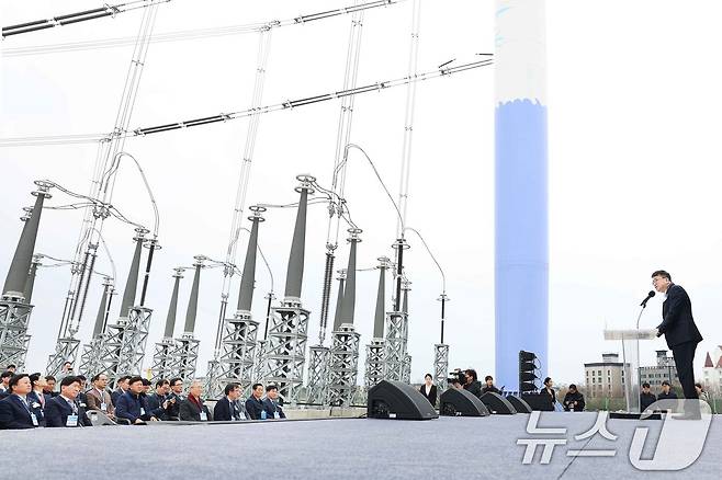 최남호 산업통상자원부 2차관이 2일 충청남도 당진시 서해대교 인근 해상철탑에서 열린 '345kV 북당진-신탕정 송전선로 준공식'에 참석해 축사를 하고 있다. (산업부 제공. 재판매 및 DB 금지) 2025.4.2/뉴스1