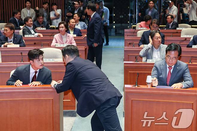 김용태 국민의힘 비상대책위원장(앞줄 왼쪽), 송언석 원내대표가 20일 오전 서울 여의도 국회에서 열린 비리백화점 이재명 정부 인사청문회 대책 긴급의원총회에 자리하고 있다. 2025.6.20/뉴스1 ⓒ News1 안은나 기자