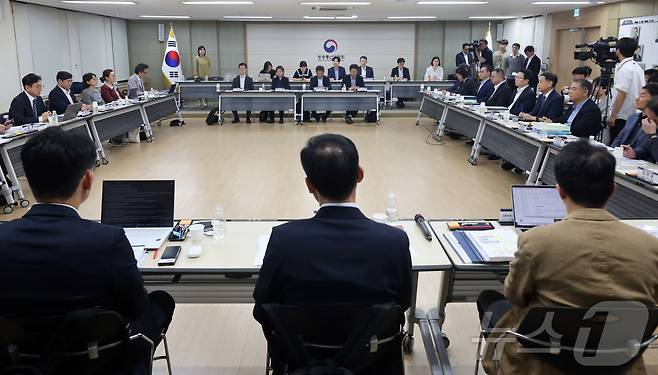 홍창남 국정기획위원회 사회2분과위원장이 20일 오전 경기 과천시 정부과천청사 방송통신위원회(방통위)에서 열린 국정기획위원회 방통위 업무보고에서 모두 발언을 하고 있다.(공동취재) 2025.6.20/뉴스1 ⓒ News1 박정호 기자