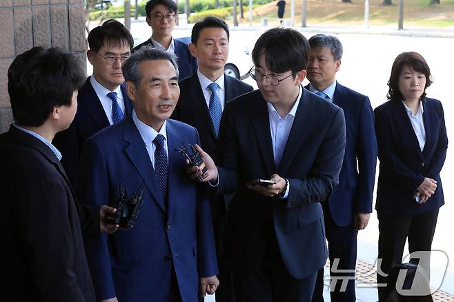 윤석열 전 대통령의 부인 김건희 여사 의혹 관련 사건을 맡은 민중기 특별검사가 19일 오전 경기도 정부과천청사 내 법무부와 고위공직자범죄수사처 방문을 마친 뒤 취재진의 질문에 답하고 있다. 이날 방문에는 김형근, 문홍주, 박상진, 오정희 특검보가 동행했다. 2025.6.19/뉴스1 ⓒ News1 박정호 기자