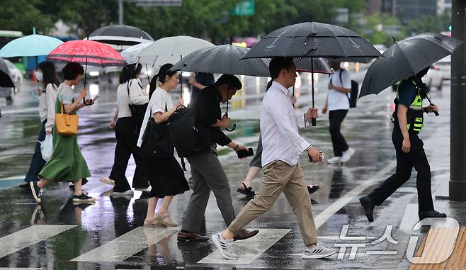 장마가 시작되며 서울 전역에 호우주의보가 내려진 20일 오전 서울 광화문네거리에서 우산을 쓴 시민들이 출근하고 있다. 2025.6.20/뉴스1 ⓒ News1 임세영 기자