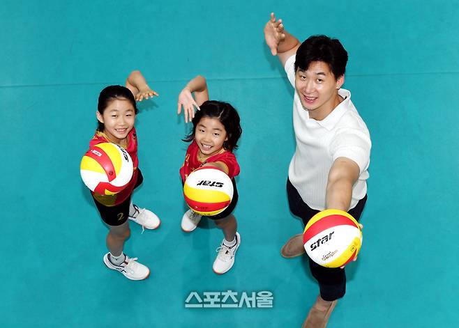 우리카드 박철우 코치(오른쪽)와 장녀 소율 양(왼쪽), 차녀 시하 양. 파장초등학교 체육관(수원시 장안구). 2025. 6. 18. 수원 | 박진업 기자 upandup@sportsseoul.com