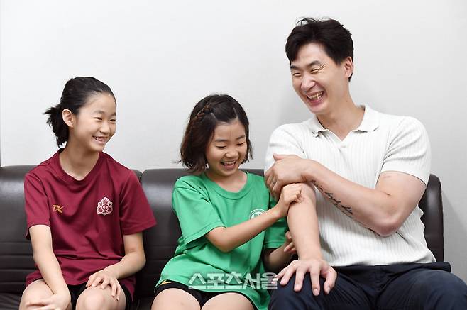 우리카드 박철우 코치(오른쪽)와 장녀 소율 양(왼쪽), 차녀 시하 양. 파장초등학교 체육관(수원시 장안구). 2025. 6. 18. 수원 | 박진업 기자 upandup@sportsseoul.com