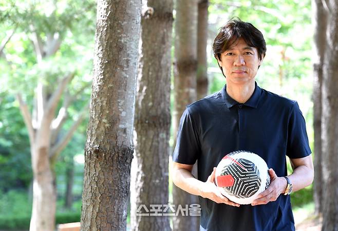축구국가대표팀 홍명보 감독이 스포츠서울 창간40주년 인터뷰에 앞서 포즈를 하고 있다. 박진업 기자 upandup@sportsseoul.com
