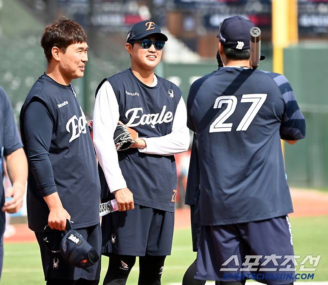 19일 부산 사직야구장에서 열린 한화와 롯데의 경기, 이재원, 채은성과 유강남이 이야기를 나누고 있다. 부산=허상욱 기자wook@sportschosun.com/2025.06.19/