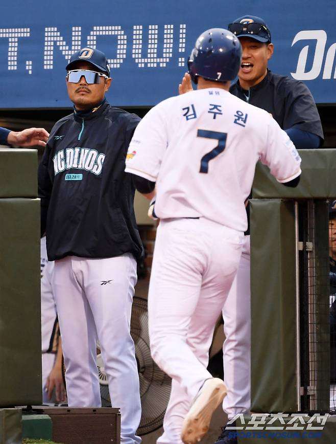 21일 울산 문수야구장에서 열린 NC 다이노스와 한화 이글스의 경기. NC 이호준 감독이 득점한 김주원을 반기고 있다. 울산=박재만 기자pjm@sportschosun.com/2025.05.21/