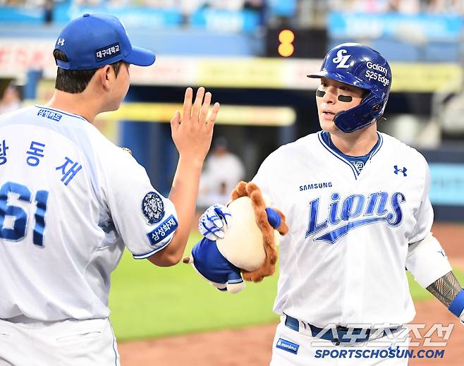 3회말 투런포를 친 박병호가 바뀐 투수 황동재의 축하를 받는 모습