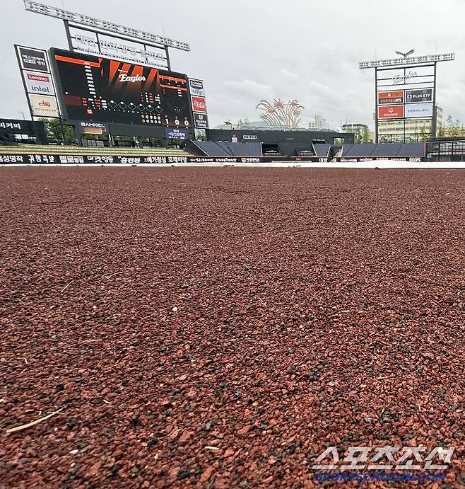 20일 대전 한화생명볼파크에서 키움-한화전이 열릴 예정이지만 많은 비가 내리고 있다. 그라운드는 아직 멀쩡한 상태다. 사진=정재근 기자 cjg@sportschosun.com/2025.6.20/