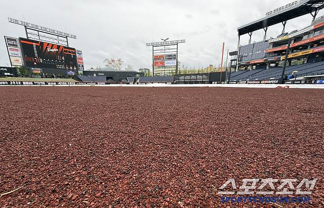 많은 비가 내리고 있지만 그라운드는 아직 멀쩡하다.