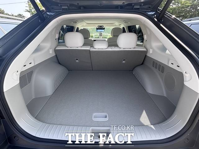 적재 공간은 기존보다 49ℓ 넓어진 510ℓ로, 골프백 4세트 적재가 가능하다. 유아용 카시트 설치, 대형 짐 적재, 가족 캠핑 등 다양한 활용이 가능하다. /황지향 기자