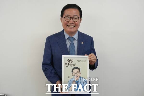 장종태 더불어민주당 의원(대전 서구 갑)이 자신의 캐리커쳐를 들고 포즈를 취하고 있다. /정예준 기자