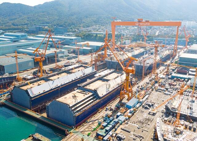 한화오션은 쇄빙 LNG운반선 분야에서 세계 최다 건조 실적(21척)을 보유하고 있고, 삼성중공업은 해상 부유식 액화설비(FLNG) 분야에서 기술력을 앞세우고 있다. 한화오션 거제사업장 제 1도크. /한화오션