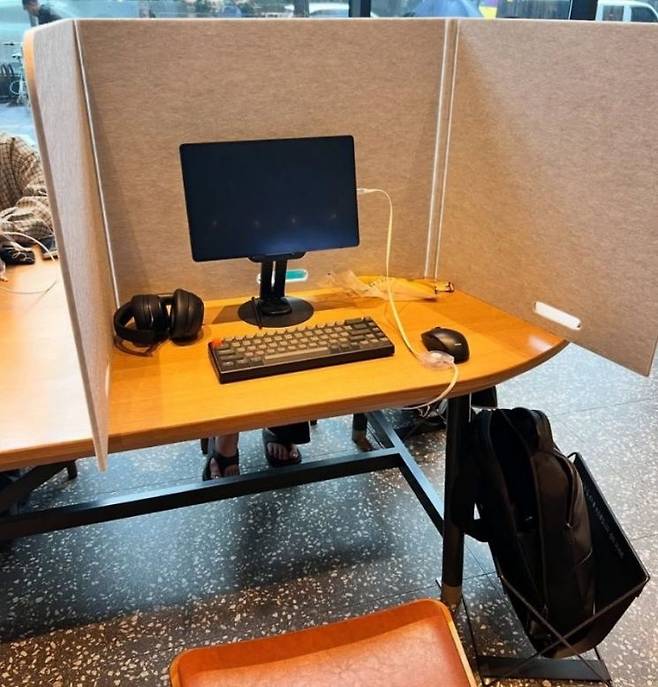 스타벅스 매장에 가림막 등이 설치된 모습. 온라인 커뮤니티