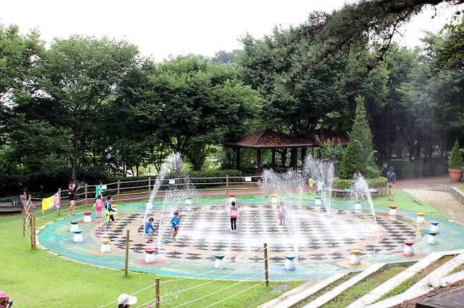 2025년 장마 ‘올게 왔다’...‘장마철’ 물벼락· 폭염 반복 왜?=2025년 장마가 시작됐다.제주도는 지난 12일 장마철에 돌입했고, 중부지방과 남부지방은 19~20일 장마철에 들어서겠다. 예년보다 이른 장마다. 물벼락과 폭염, 열대야에 시달리는 본격 ’장마철‘에 들어섰다. ⓒbnt뉴스