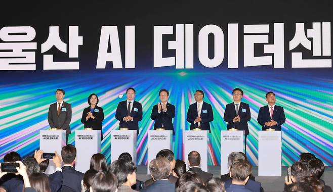 이재명 대통령이 20일 울산전시컨벤션센터에서 열린 울산 인공지능(AI) 데이터 센터 출범식에서 참석자들과 함께 기념 세리머니에 참여하고 있다. (왼쪽부터) 안덕근 산업통상자원부 장관, 최민희 국회 과학기술정보방송통신위원장, 최태원 SK그룹 회장, 이 대통령, 아마존웹서비스(AWS) 프라사드 칼야나라만 인프라 총괄 대표, 유상임 과학기술정보통신부 장관, 김두겸 울산광역시장./연합뉴스