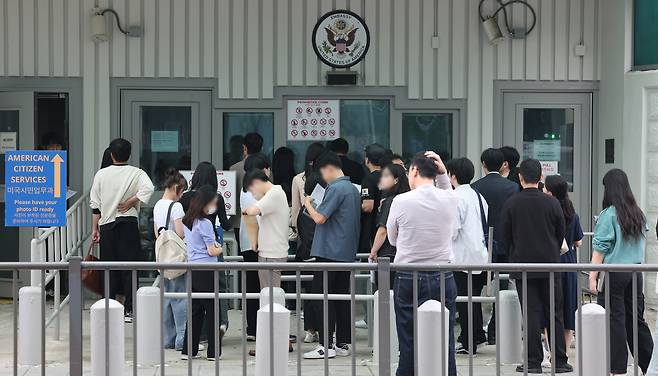 지난달 28일 서울 종로구 주한미국대사관 앞에 시민들이 미국 비자심사를 받기 위해 줄지어 서 있다. /뉴스1